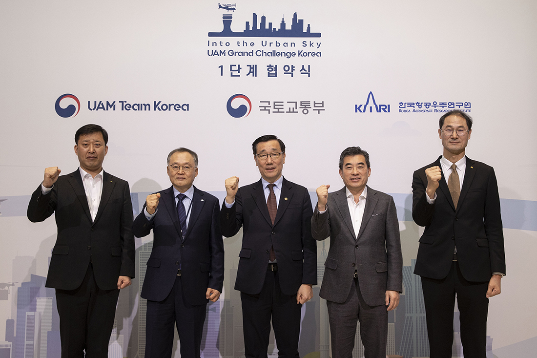 2월 22일 그랜드하얏트 서울에서 진행된 K-UAM 그랜드챌린지 1단계 실증사업 협약 이후 (왼쪽부터)현대건설 기술연구원 박영준 상무, 한국항공우주연구원 이상률 원장, 국토교통부 어명소 2차관, 현대차 AAM본부 신재원 사장, KT 경영기획부문 박종욱 사장이 기념사진을 촬영하고 있다. 2월 22일 그랜드하얏트 서울에서 진행된 K-UAM 그랜드챌린지 1단계 실증사업 협약 이후 (왼쪽부터)현대건설 기술연구원 박영준 상무, 한국항공우주연구원 이상률 원장, 국토교통부 어명소 2차관, 현대차 AAM본부 신재원 사장, KT 경영기획부문 박종욱 사장이 기념사진을 촬영하고 있다.